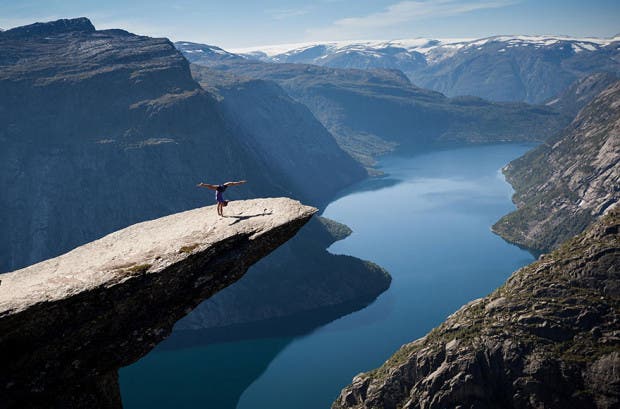 yoga trolltunga