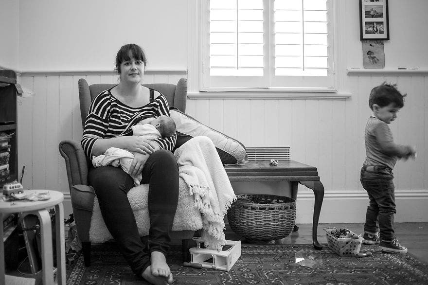 Cansada de fotos fingidas de madres amamantando, esta fotógrafa decidió capturar la pura realidad
