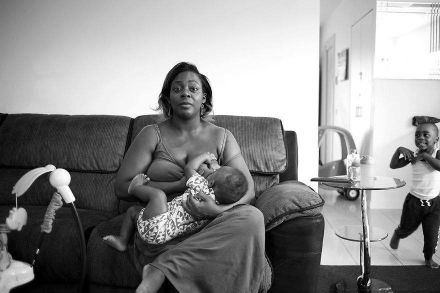 Cansada de fotos fingidas de madres amamantando, esta fotógrafa decidió capturar la pura realidad