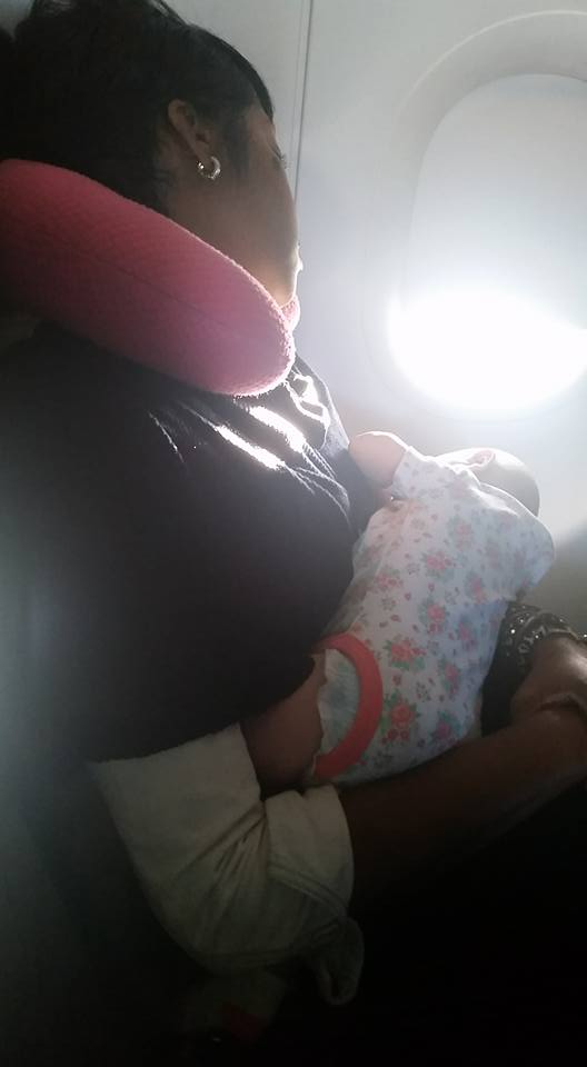 Una madre no lograba calmar a su bebé en el avión, pero un pequeño acto de bondad lo cambió todo