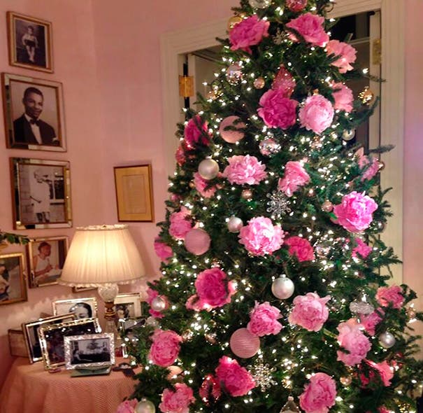 Hay gente decorando el árbol de Navidad con flores ¡Los resultados son fantásticos!