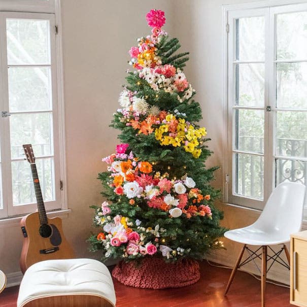 Hay gente decorando el árbol de Navidad con flores ¡Los resultados son fantásticos!