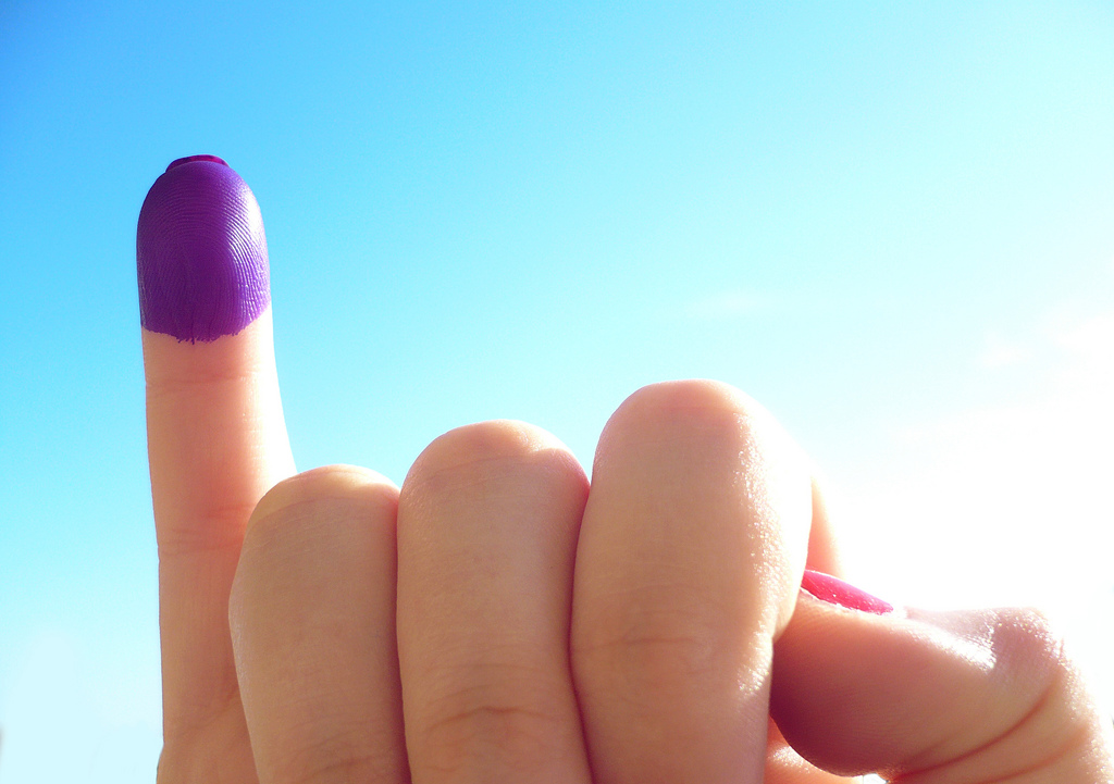 ¿Sabes por qué los venezolanos hoy se pintan el dedo de morado?