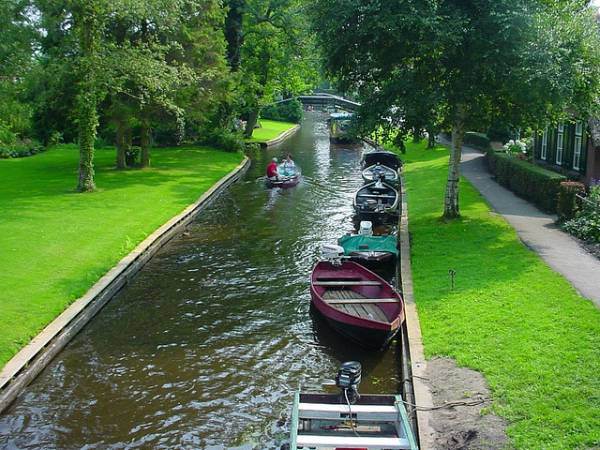 Los canales de un mágico pueblo de Holanda se transforman en invierno