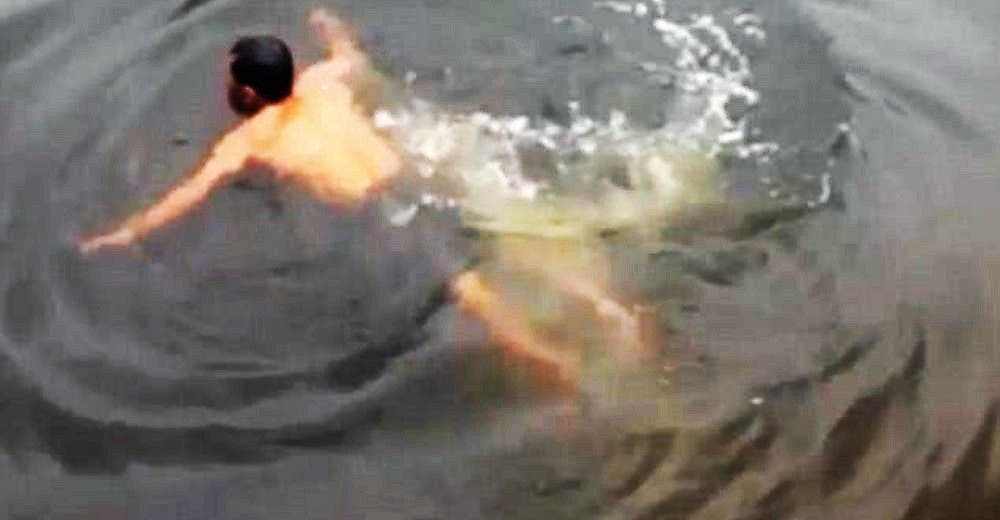 shaman india ahogado ataque atacado domador cocodrilo probar su poder agua rio indonesia wizard trying to prove cocodrile handler gets eaten drawned Supriyanto Arjuna Ardi Anas aldea village Muara Ulu