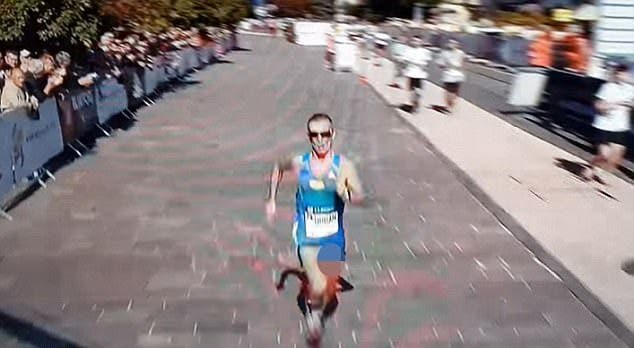 Este corredor se hizo viral por correr los últimos metros con los genitales al aire +Video - Imagen 9