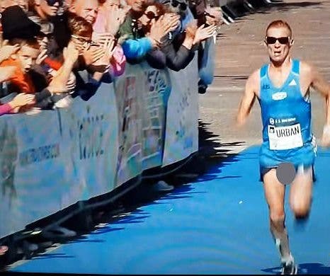 Este corredor se hizo viral por correr los últimos metros con los genitales al aire +Video - Imagen 1
