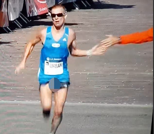 Este corredor se hizo viral por correr los últimos metros con los genitales al aire +Video - Imagen 2