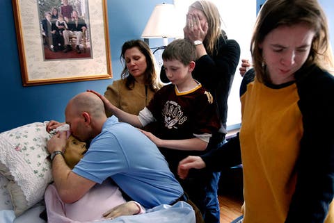 Impactante documento fotográfico de una familia con cáncer pasando por sus peores momentos
