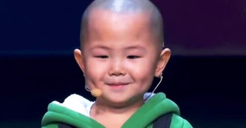Este niño chino de sólo 3 añitos baila por un hermoso motivo y nos roba el corazón