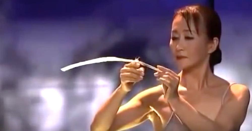 Una mujer sorprende al público con su increíble espectáculo de concentración y equilibrio Una mujer sorprende al público con su increíble espectáculo de concentración y equilibrio