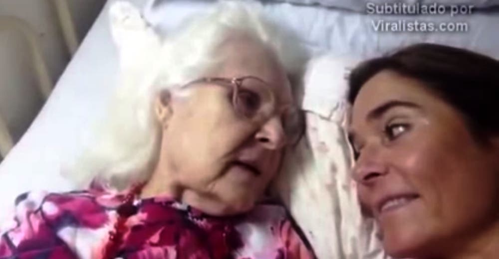 El conmovedor momento en el que una madre con Alzheimer reconoce a su hija El conmovedor momento en el que una madre con Alzheimer reconoce a su hija