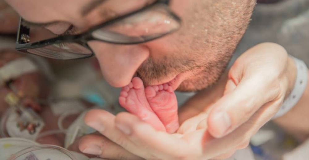 Un padre devastado por la repentina muerte de su esposa le canta a su bebé prematuro
