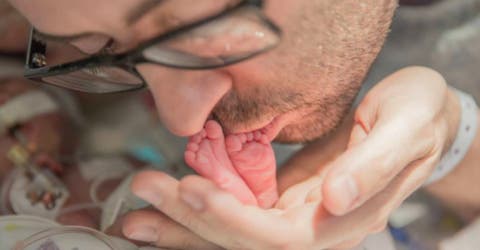 Un padre devastado por la repentina muerte de su esposa le canta a su bebé prematuro