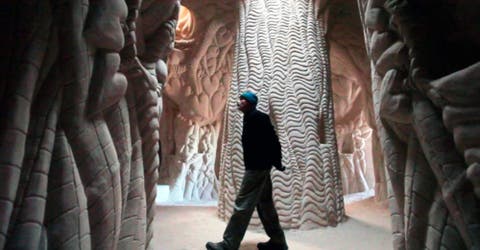 Durante 10 años un artista esculpió esta cueva gigante ¡En compañía de su perro!