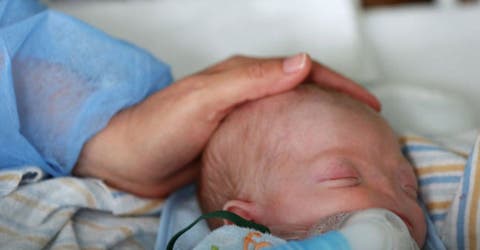 Al nacer desconcierta a su madre porque le faltaba la nariz, pero a ella le sobraba amor