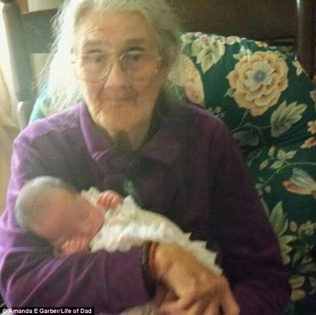 foto-abuela-sostiene-nieta-95-años