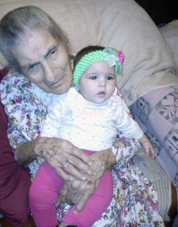 foto-tatarabuela-sostiene-nieta-104-años