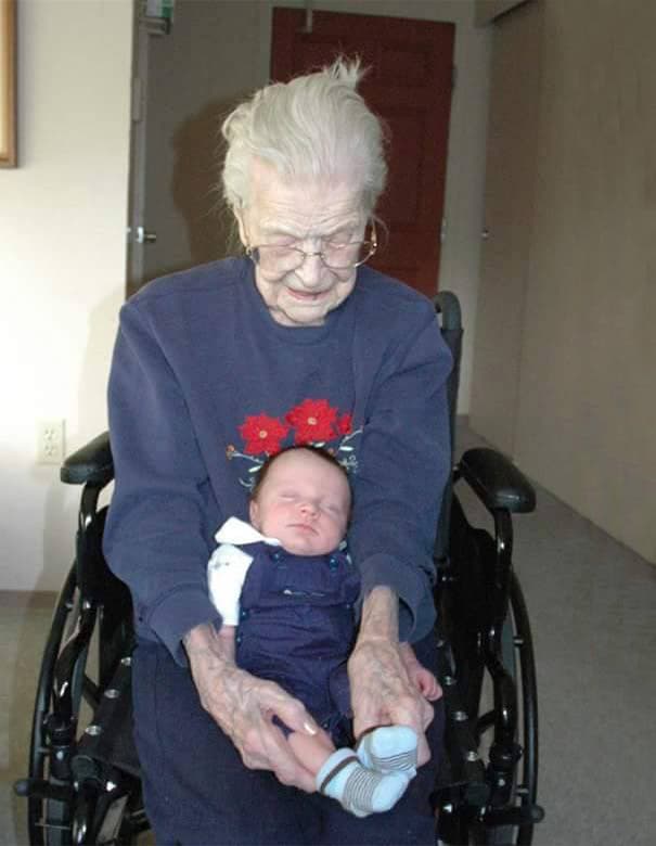 foto-tatarabuela-sostiene-nieto-112-años