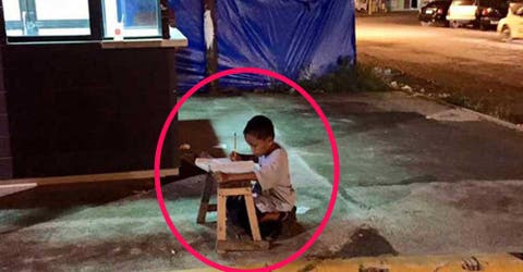 Un niño de 9 años hace sus tareas en la calle porque en su humilde casa no hay energía eléctrica