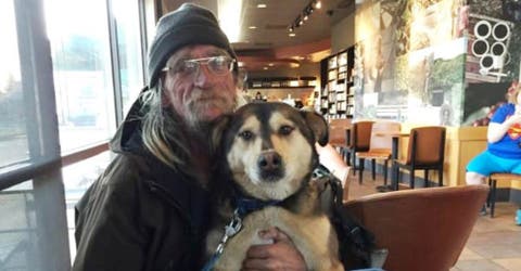 Un hombre sin hogar y su perro reciben un inesperado gesto de bondad ante el rechazo de otros