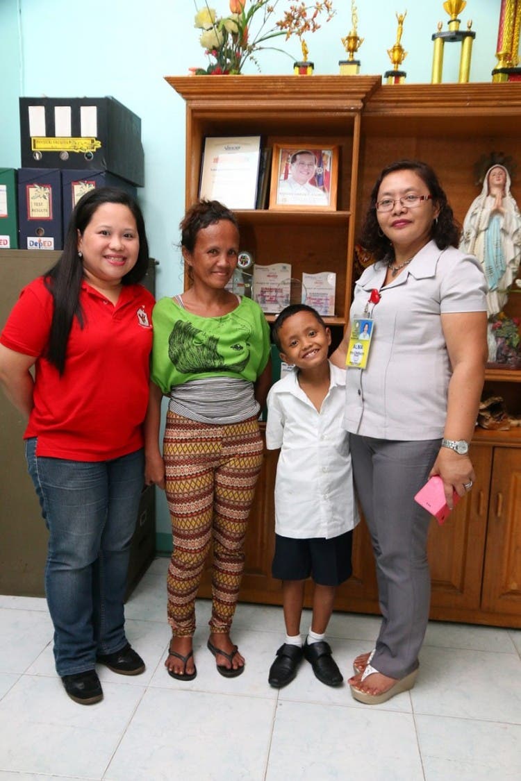 Niño-beca-filipinas-escuela