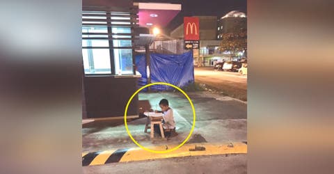 El niño de 9 años que estudia en las afueras de McDonald‘s recibe la ayuda que tanto necesita