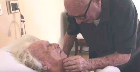 Tras 73 años juntos entra a la habitación de su esposa en el hospital sin saber que lo grababan