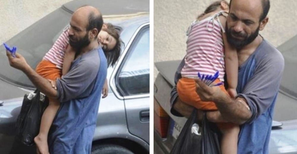 Ayudan al padre que vende bolígrafos en la calle con su hija en brazos para sobrevivir Ayudan al padre que vende bolígrafos en la calle con su hija en brazos para sobrevivir