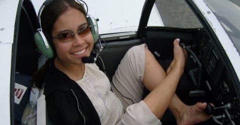 Se convierte en la primera piloto sin brazos certificada en el mundo