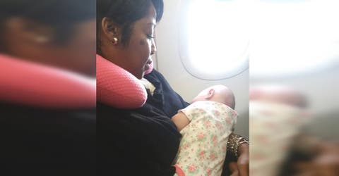 Nada lograba calmar a su bebé en el avión hasta que una mujer se acercó