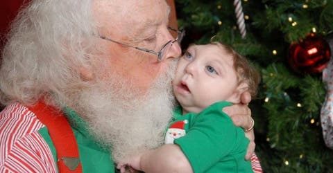 Jaxon, el bebé que sobrevive sin parte de su cráneo cumplió su sueño de conocer a Santa
