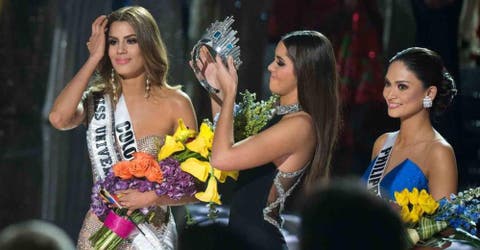 El incómodo momento en el que le quitan la corona de Miss Universo a Miss Colombia…