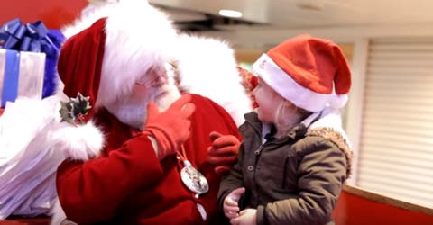 Papá Noel descubre que una niña es sordomuda y le habla en lenguaje de señas para saber su deseo