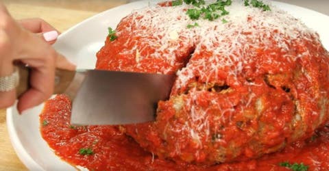 Mira cómo hacer una suculenta albóndiga gigante rellena de espagueti ¡Yumi!