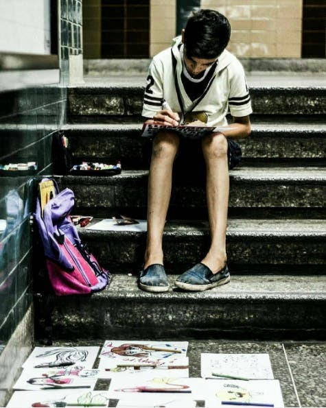 Resultado de imagen de niño que vende dibujos en el metro