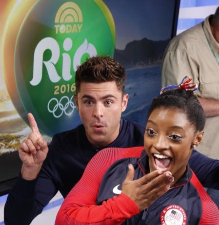 zac-efron-cumple-sueno-de-simone-biles7