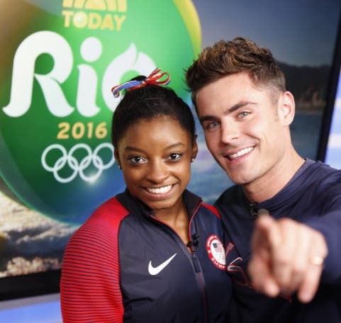 zac-efron-cumple-sueno-de-simone-biles8