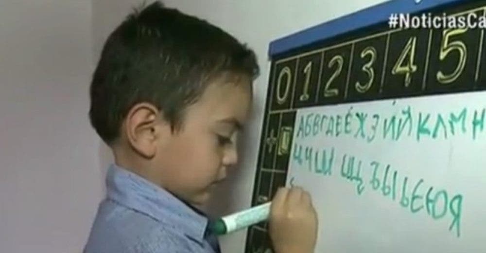 Apenas tiene 5 años y maneja el mismo coeficiente intelectual que Albert Einstein