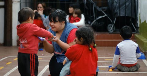 Se convierte en la primera mujer con Síndrome de Down en ser maestra de niños