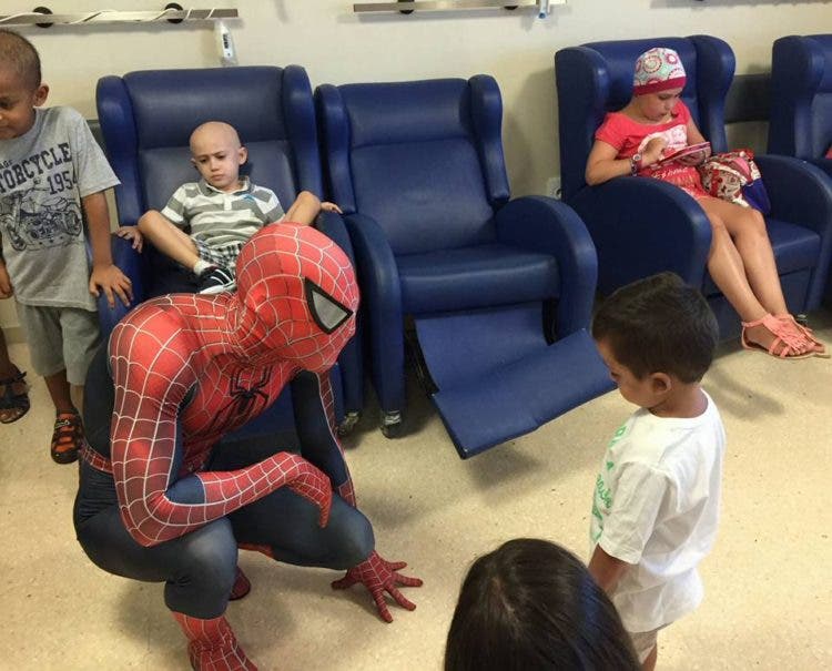 spiderman-que-visita-los-hospitales12