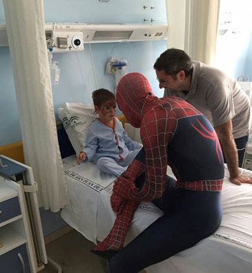 spiderman-que-visita-los-hospitales5