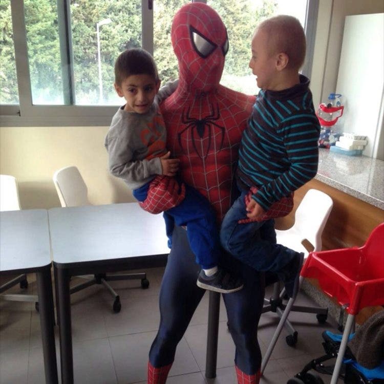 spiderman-que-visita-los-hospitales6