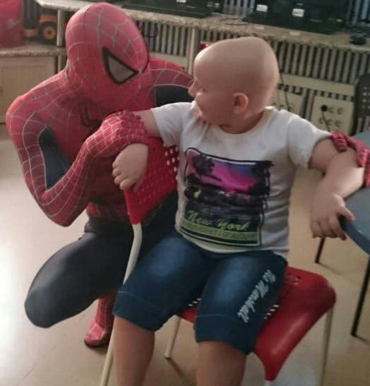 spiderman-que-visita-los-hospitales8