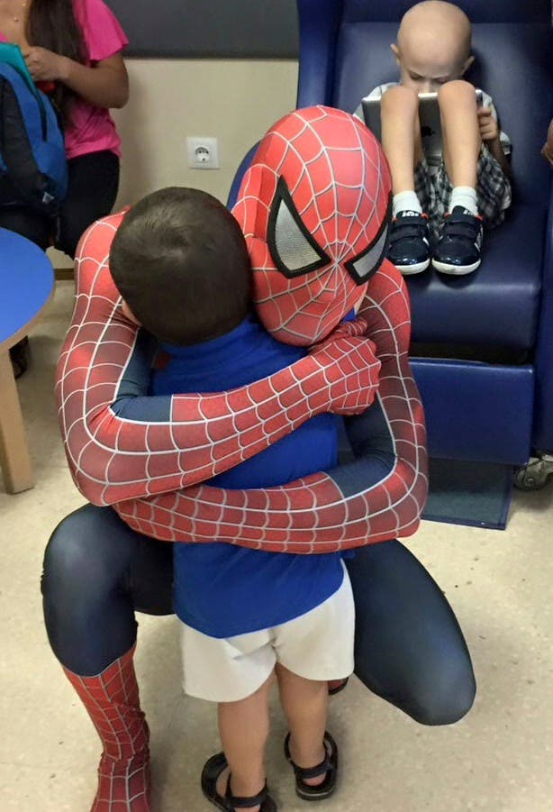 spiderman-que-visita-los-hospitales9