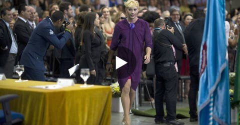 Harto de escuchar críticas, un joven se gradúa con vestido y tacones