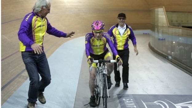 ciclista-frances-de-105-anos-rompe-record-mundial-de-hora-en-bicicleta-2