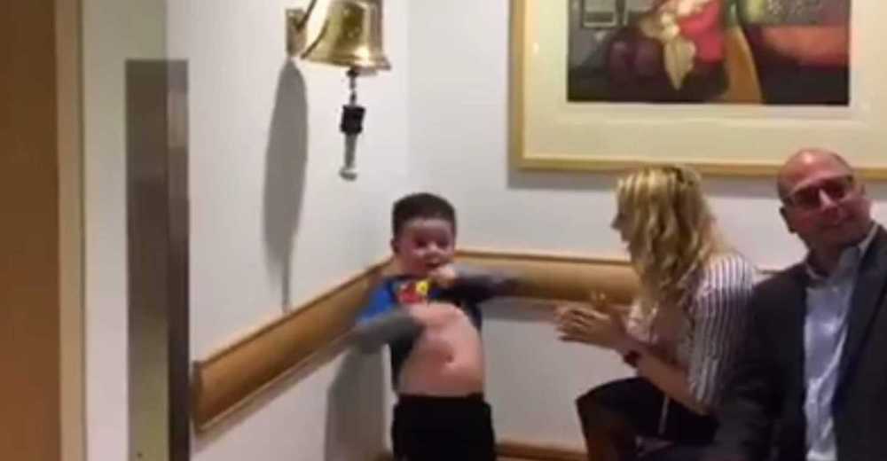 Un niño de 6 años celebra que sí pudo vencer el cáncer el día de su última quimioterapia Un niño de 6 años celebra que sí pudo vencer el cáncer el día de su última quimioterapia