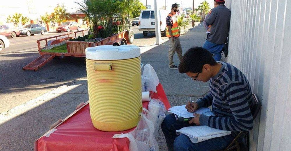 Renuncia a su juventud para trabajar y mantener a sus 4 hermanos desde que su madre enfermó