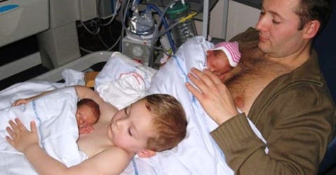 Los médicos se emocionan al ver a un padre y su hijo «piel con piel» con los gemelos prematuros